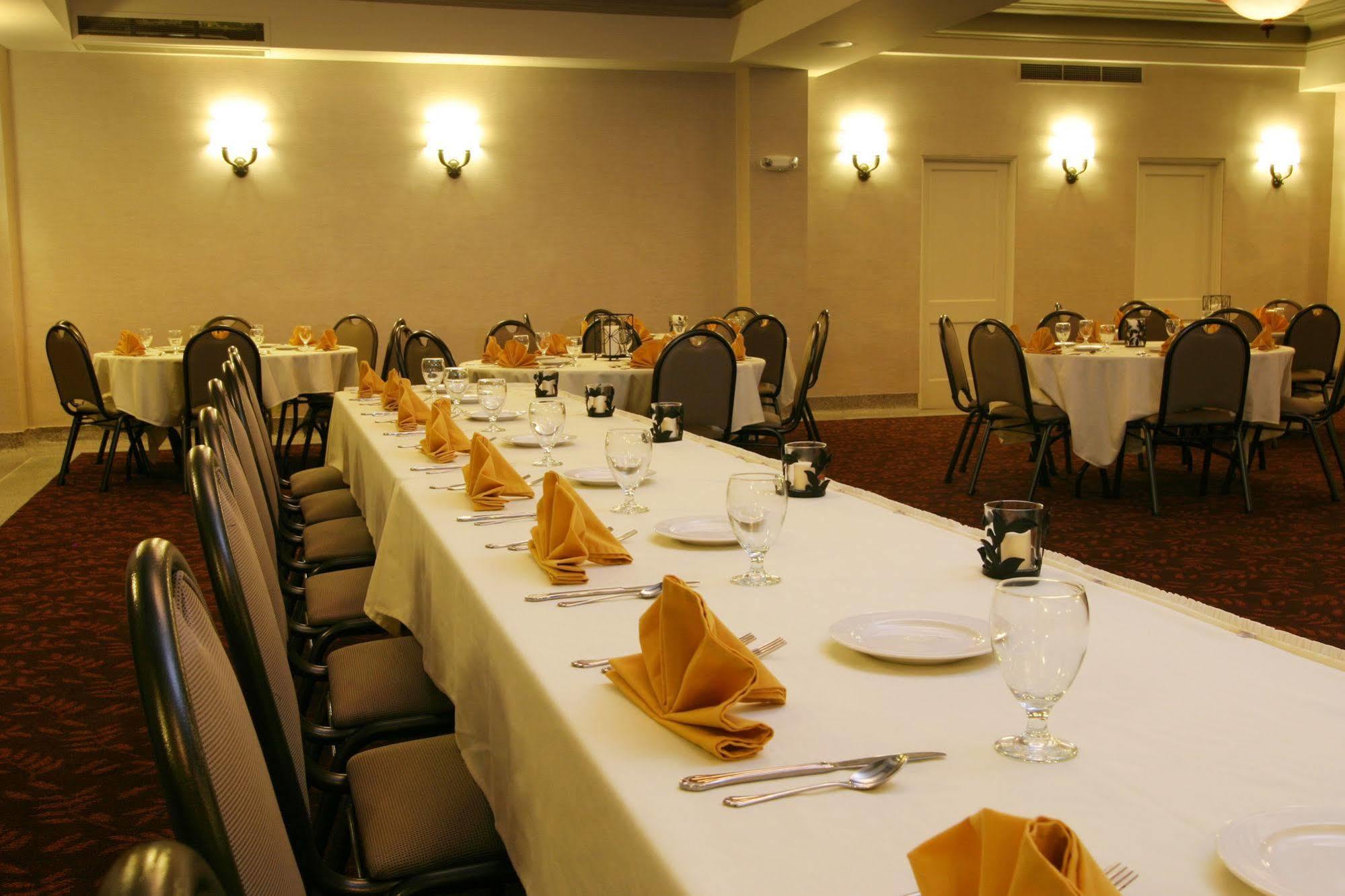 Charley Creek Inn Wabash ภายนอก รูปภาพ